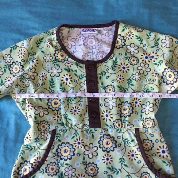 UA Scrub Top | Size small - Picture 3 of 3